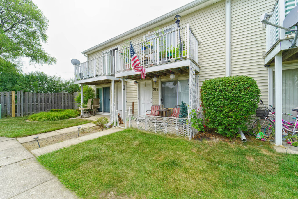 Charming 3-Bed, 1.5-Bath Townhome at 544 Meadow Green Ln, Round Lake Beac Charming 3-Bed, 1.5-Bath Townhome at 544 Meadow Green Ln, Round Lake Beac