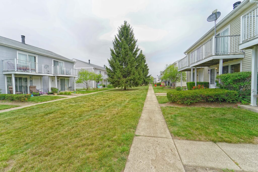 Charming 3-Bed, 1.5-Bath Townhome at 544 Meadow Green Ln, Round Lake Beac